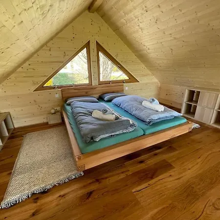 Zweistoeckiges Natur-holzhaus Mit Berg- & Seesicht