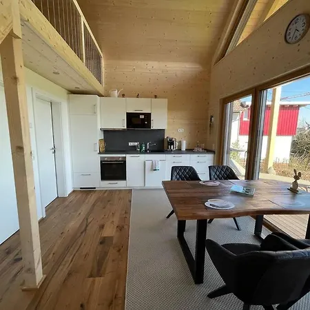 Zweistoeckiges Natur-holzhaus Mit Berg- & Seesicht *