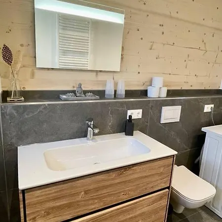 Zweistoeckiges Natur-holzhaus Mit Berg- & Seesicht Holiday home