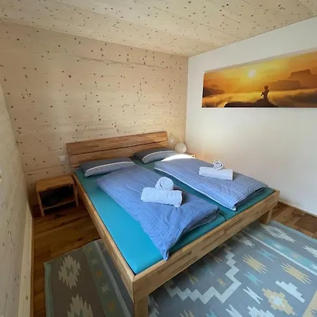 Zweistoeckiges Natur-holzhaus Mit Berg- & Seesicht